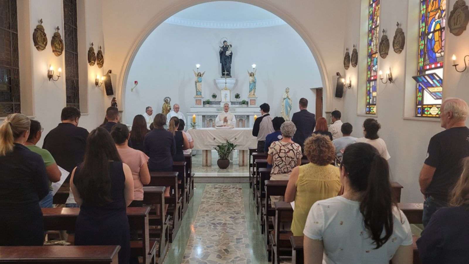 Missa em capela do Hospital São Vicente. Na foto, temos fiéis e o padre em celebração.