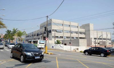 Construção do novo hospital de Várzea Paulista em fase avançada, com estrutura visível ao lado de uma avenida movimentada