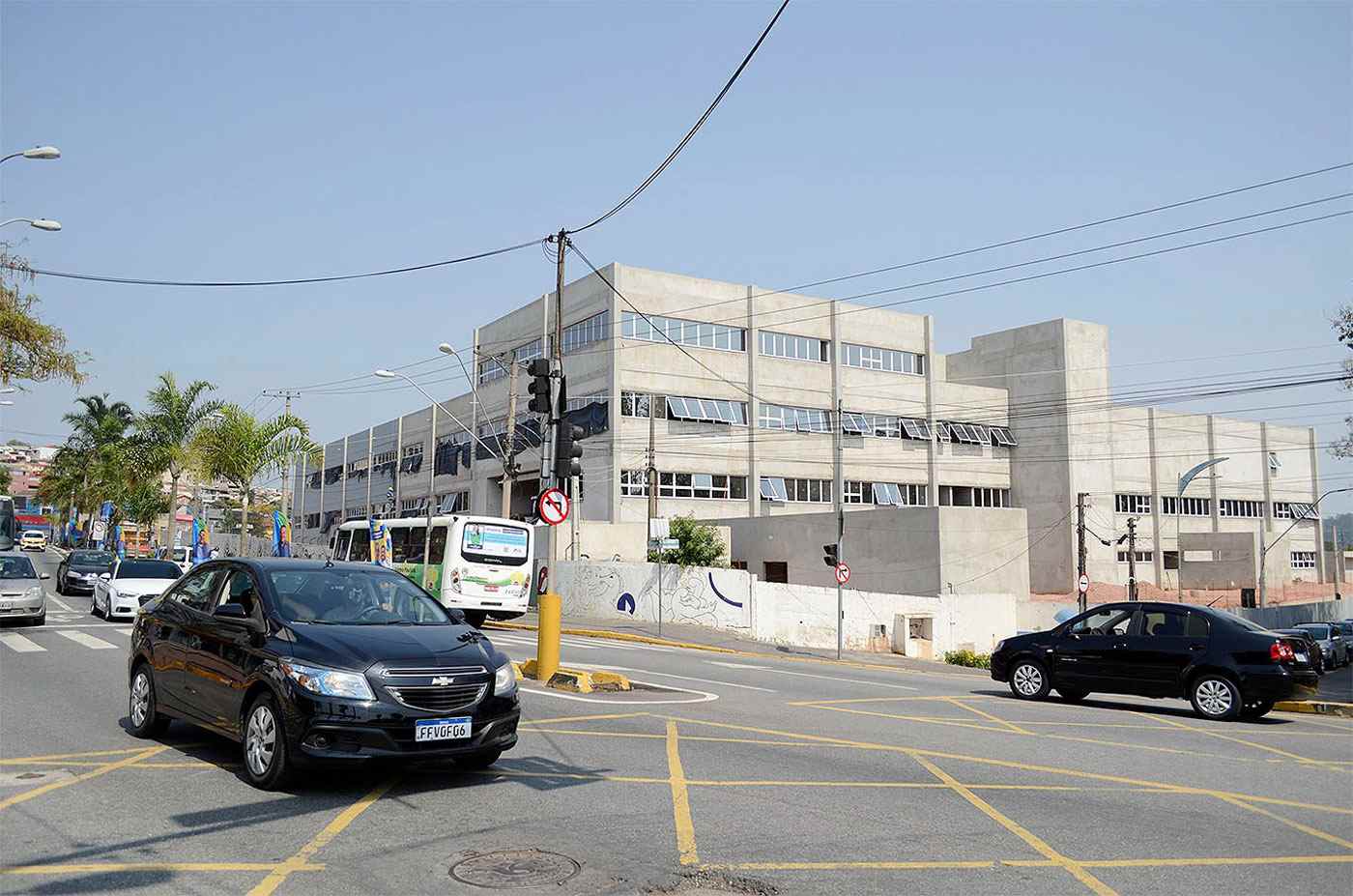 Construção do novo hospital de Várzea Paulista em fase avançada, com estrutura visível ao lado de uma avenida movimentada