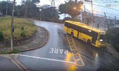 Ônibus derrubando poste em Jundiaí