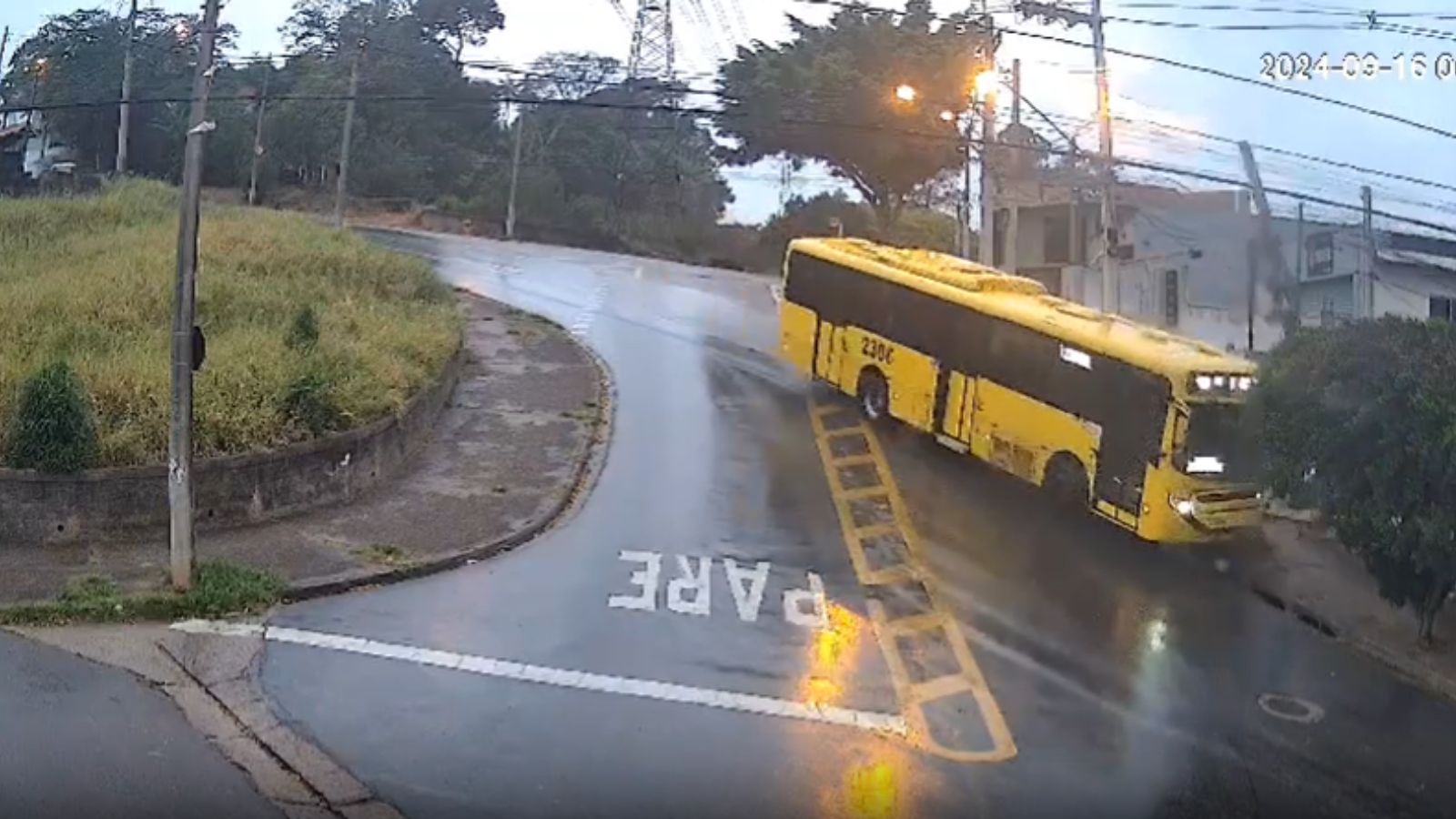 Ônibus derrubando poste em Jundiaí