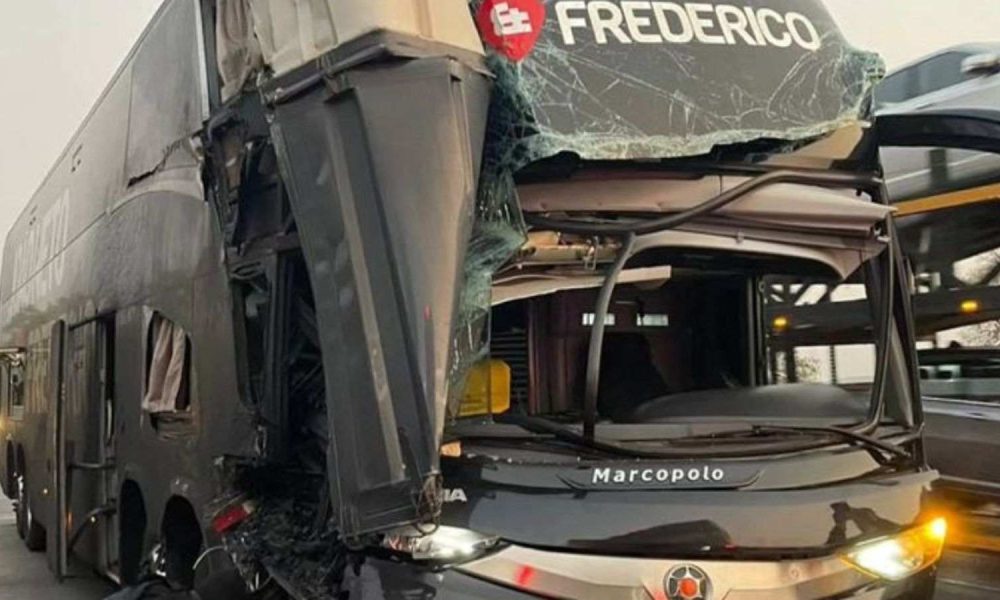 Ônibus da dupla João Neto e Frederico sofre acidente em rodovia 