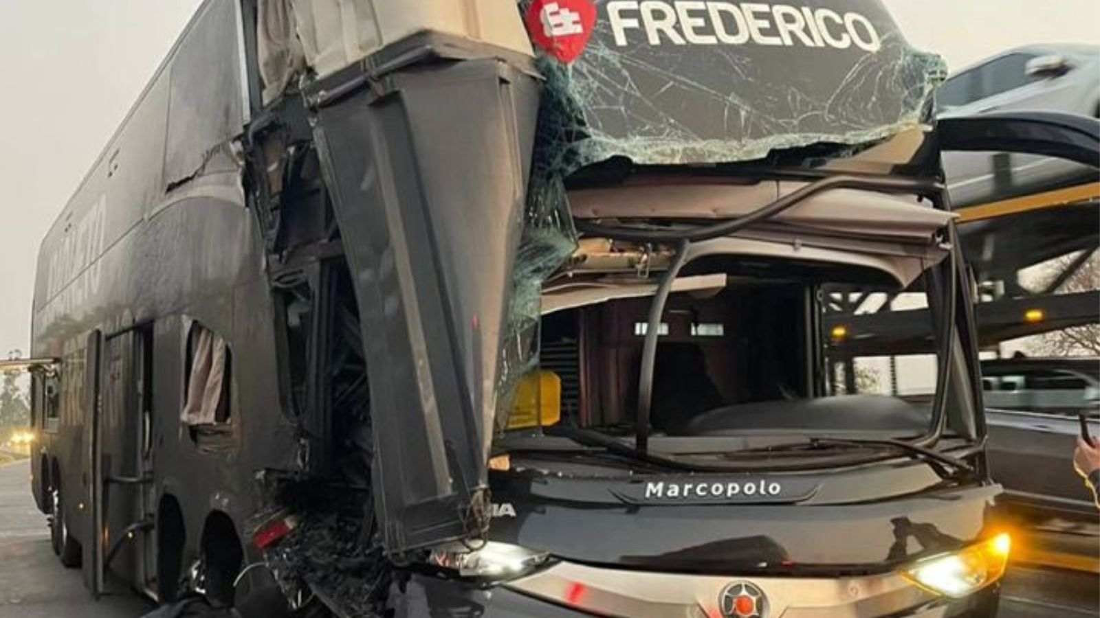 Ônibus da dupla João Neto e Frederico sofre acidente em rodovia 