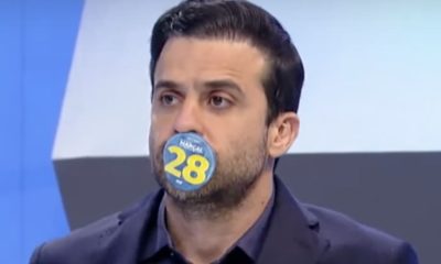 Pablo Marçal com adesivo colocado na boca.