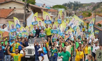 Multidão em caminhada política com cartazes de José Antônio Parimoschi e diversos candidatos pelas ruas de Jundiaí durante campanha eleitoral.