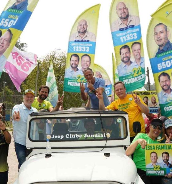 Parimoschi, Luiz Fernando e apoiadores participam de evento eleitoral no Jardim Tamoio, Jundiaí, com bandeiras e cartazes de campanha.