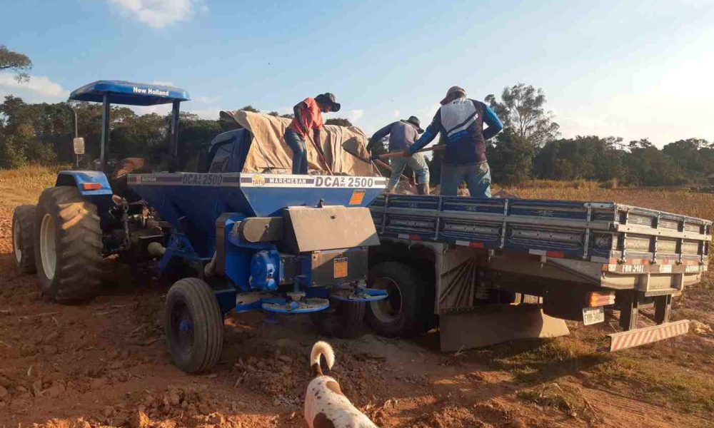 Trator da Patrulha Agrícola em operação em Jundiaí, auxiliando agricultores no manejo e transporte de materiais na fazenda.