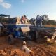 Trator da Patrulha Agrícola em operação em Jundiaí, auxiliando agricultores no manejo e transporte de materiais na fazenda.