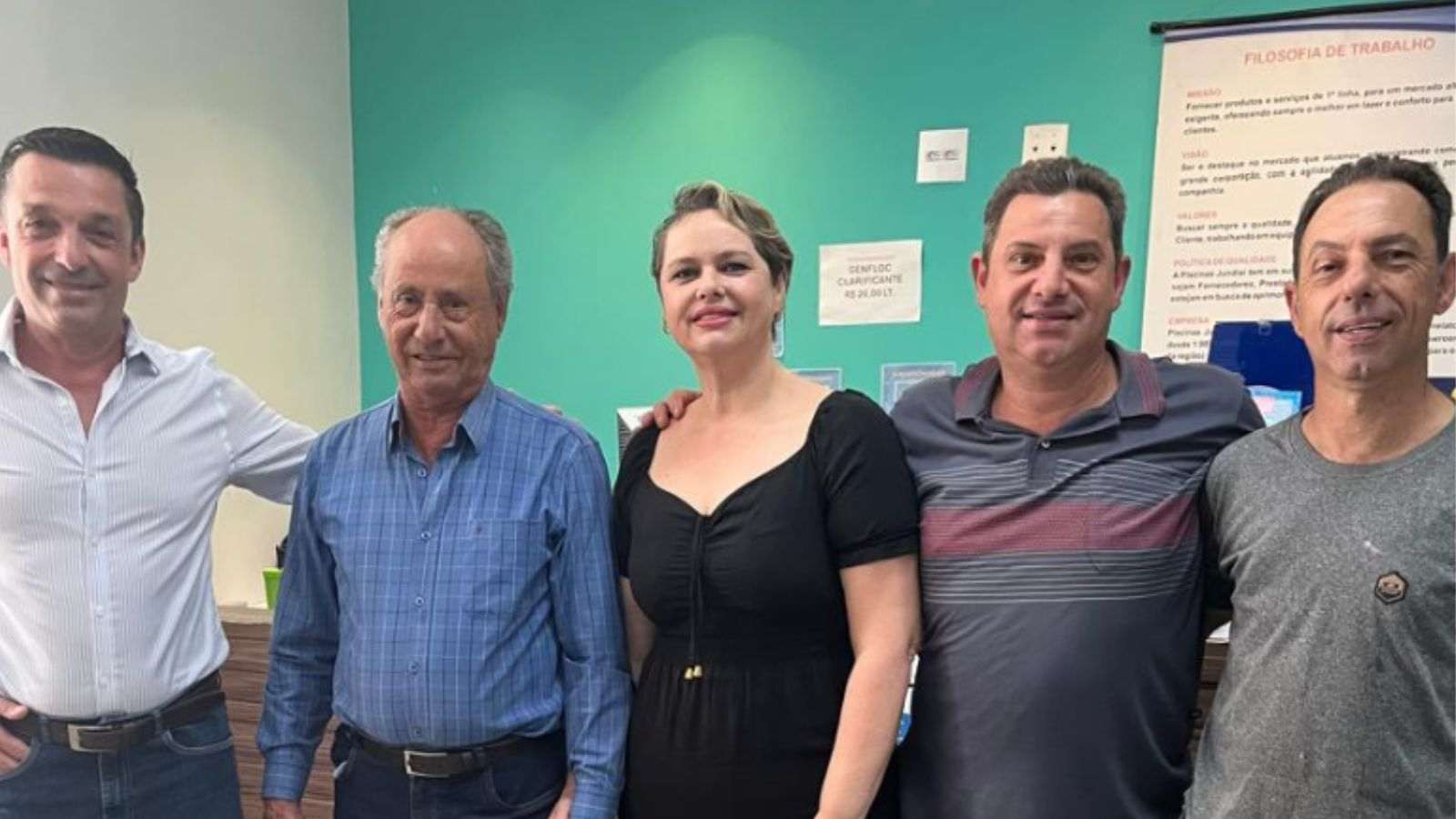 Fundadores da Piscinas Jundiaí ao lado de presidente da Associação Comercial de Jundiaí.