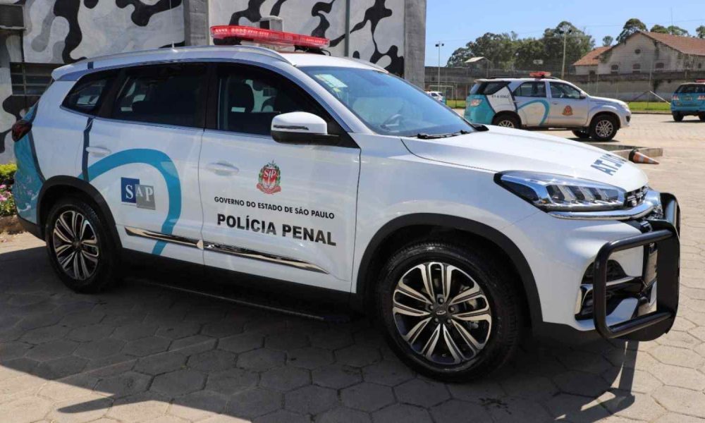 Viatura da Polícia Penal estacionada em via pública.