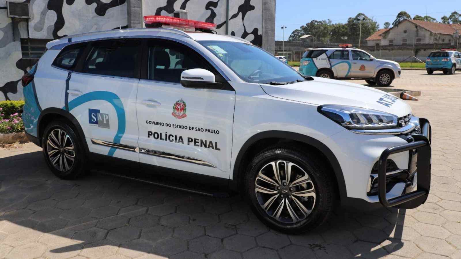 Viatura da Polícia Penal estacionada em via pública.