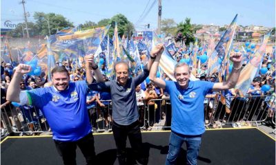 Professor Rodolfo lidera caminhada com apoiadores, ao lado de João Paulo e Miguel Haddad, em evento de campanha em Várzea Paulista.