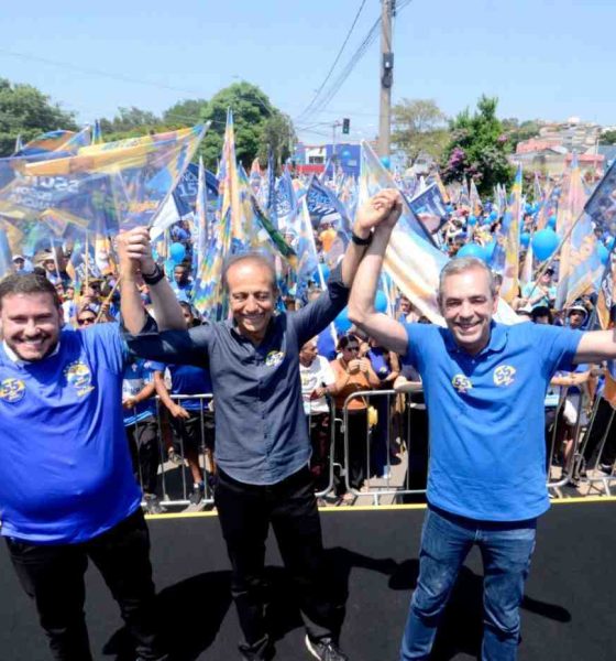 Professor Rodolfo lidera caminhada com apoiadores, ao lado de João Paulo e Miguel Haddad, em evento de campanha em Várzea Paulista.