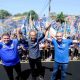 Professor Rodolfo lidera caminhada com apoiadores, ao lado de João Paulo e Miguel Haddad, em evento de campanha em Várzea Paulista.