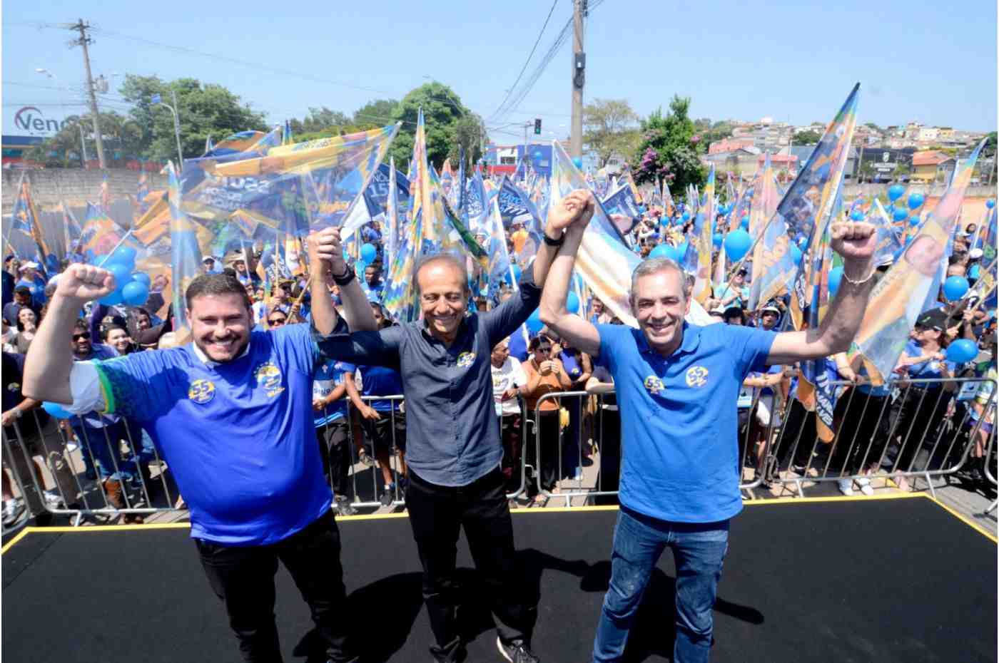 Professor Rodolfo lidera caminhada com apoiadores, ao lado de João Paulo e Miguel Haddad, em evento de campanha em Várzea Paulista.