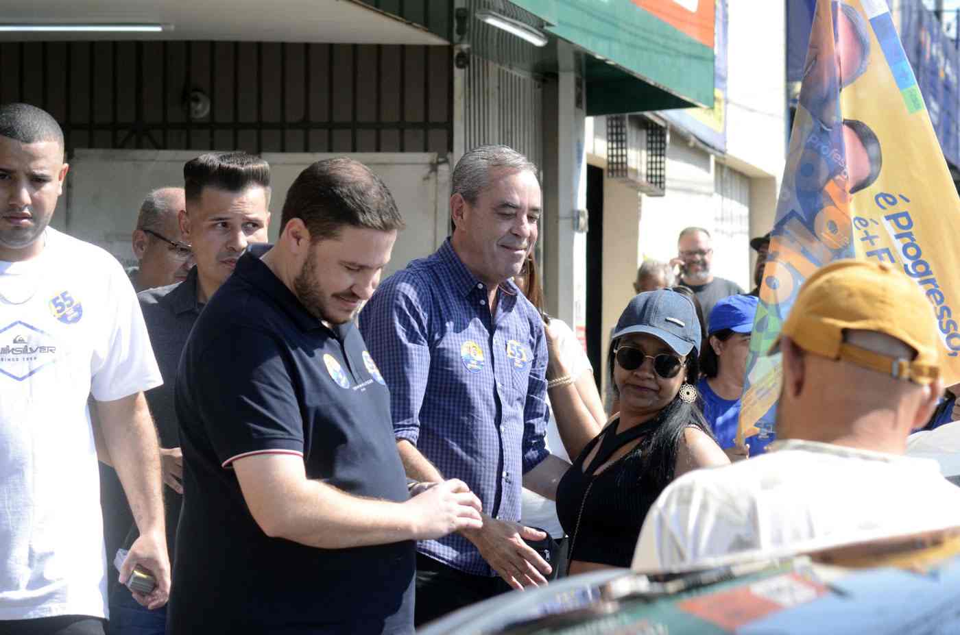 Prefeito Professor Rodolfo Braga em caminhada no Jardim Promeca, cumprimentando e conversando com moradores e apoiadores.