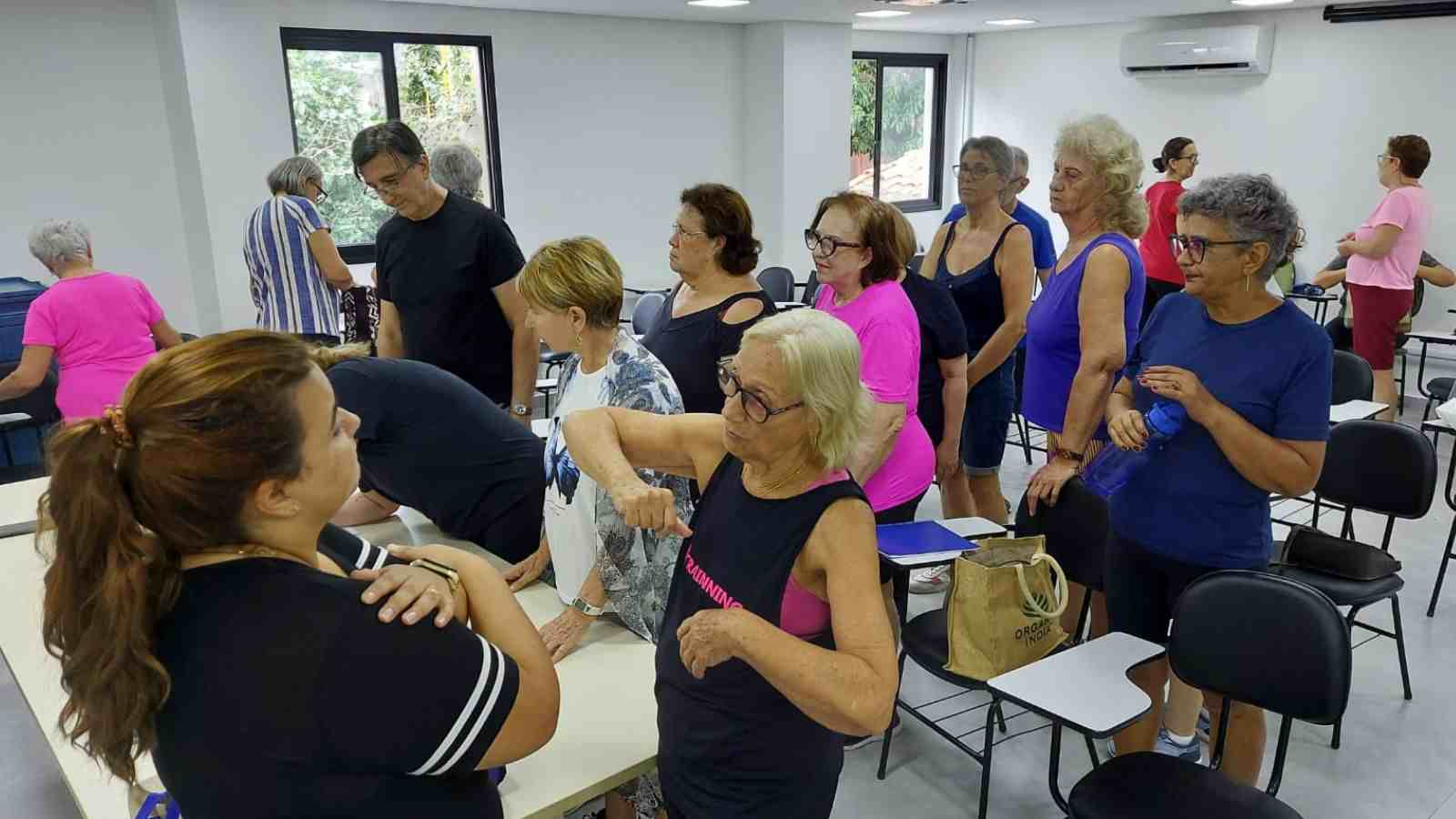 Idosos participando do programa de exercícios grátis na Faculdade de Medicina de Jundiaí.