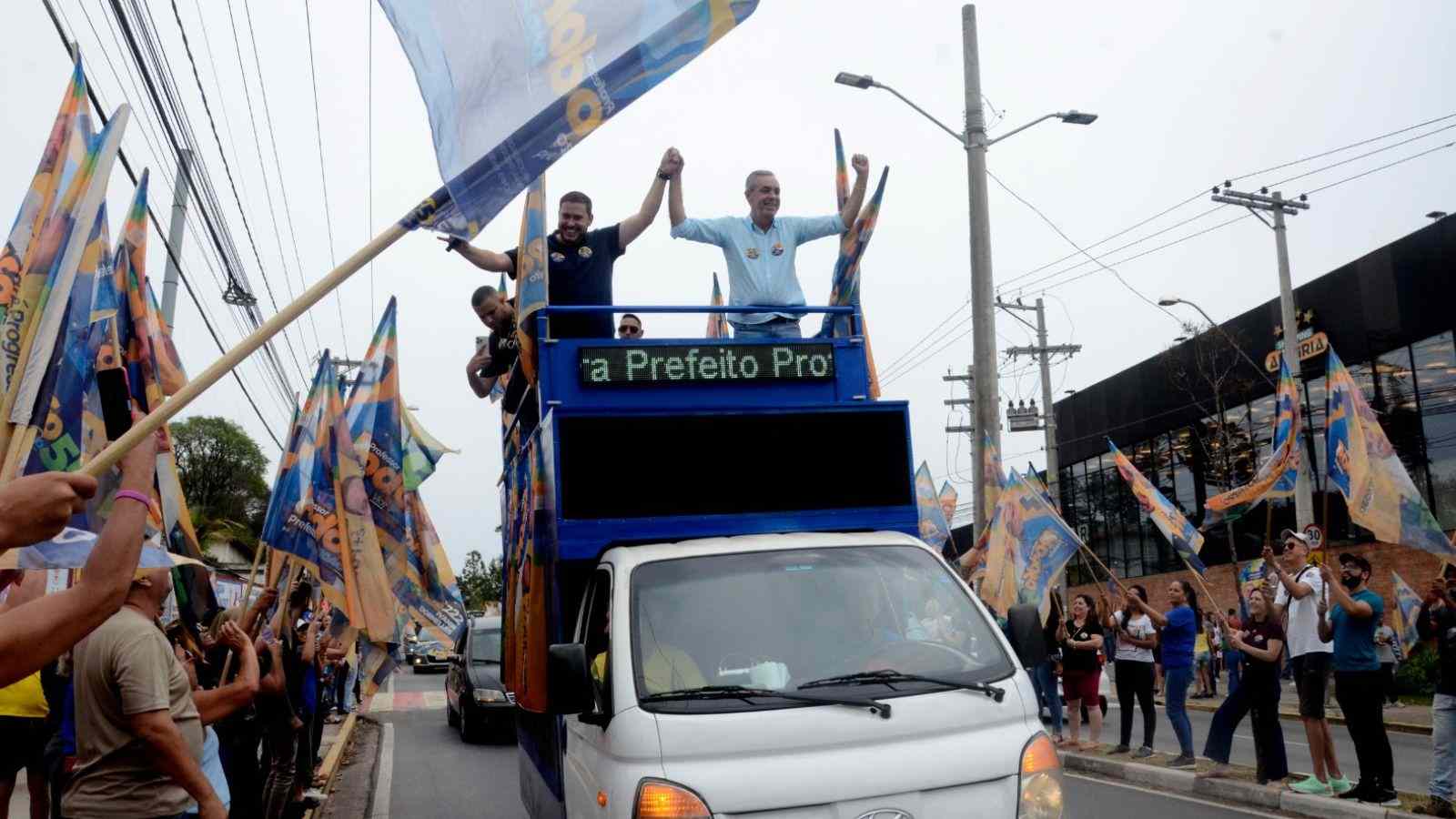 Rodolfo Braga e João em trio elétrico durante bandeiraço.