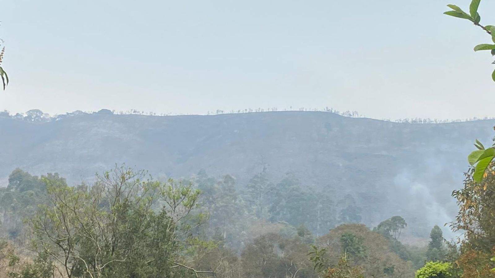 Serra do Mursa está cinza após a queimada.