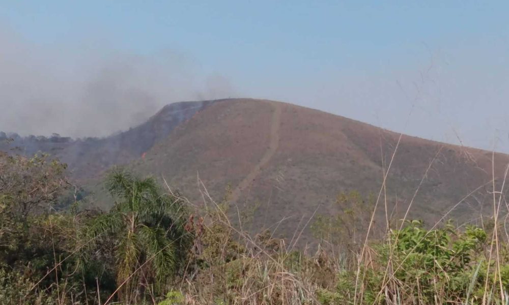 Serra do Mursa está em chamas, destruindo a vegetação.