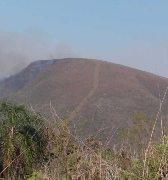 Serra do Mursa está em chamas, destruindo a vegetação.