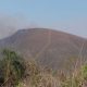 Serra do Mursa está em chamas, destruindo a vegetação.