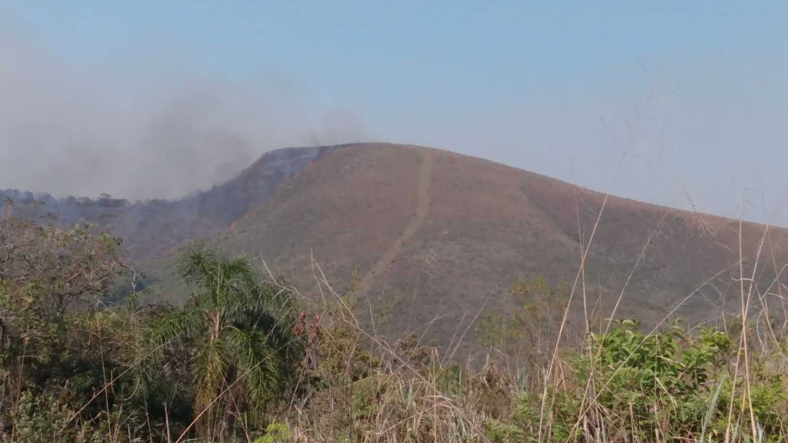 Serra do Mursa está em chamas, destruindo a vegetação.