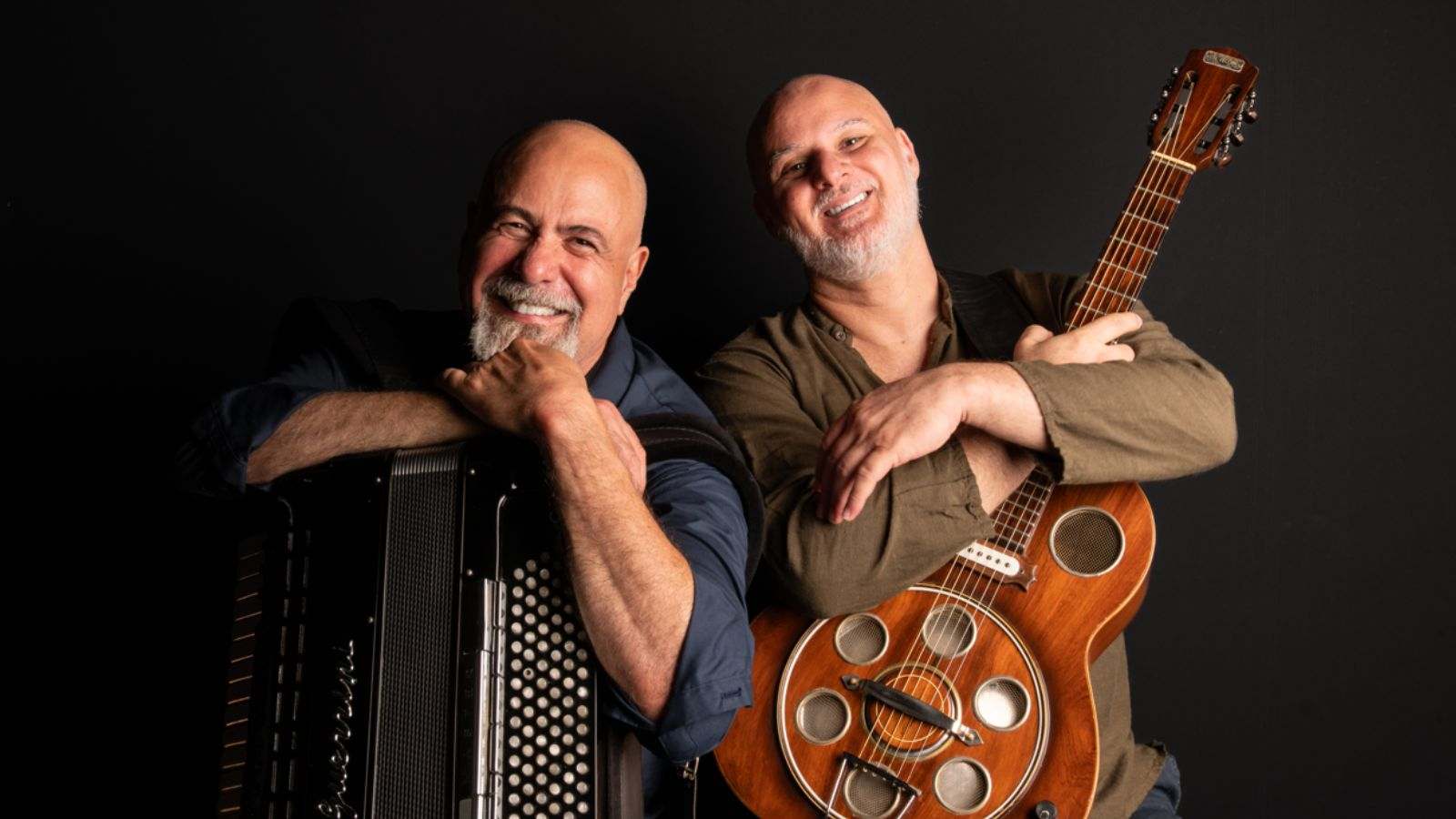 Foto de cantores que se apresentarão no Sesc Jundiaí. André Siqueira, à direita; Toninho Ferragutti, à esquerda.