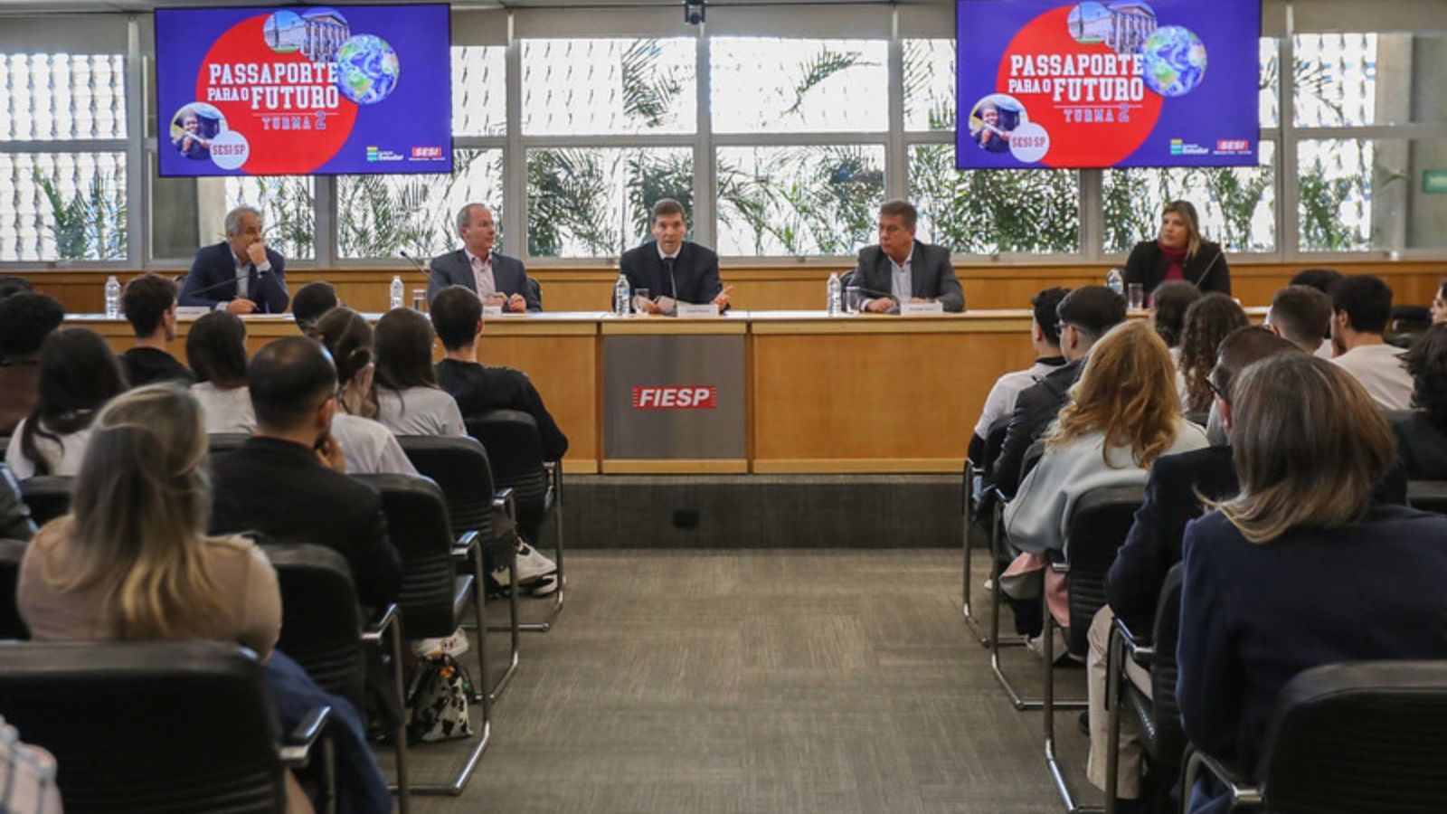 Sesi Jundiaí participa de encontro para debater sobre programa Passaporte para o Futuro.