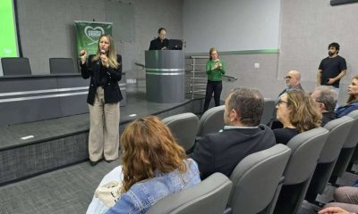 Dra. Cristiany palestrando em evento da APAE Jundiaí.