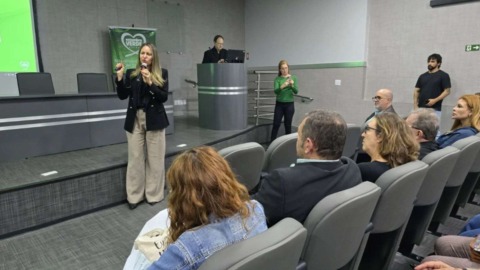 Dra. Cristiany palestrando em evento da APAE Jundiaí.