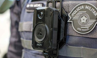 Câmera corporal portátil em uniforme da Polícia Militar de São Paulo.