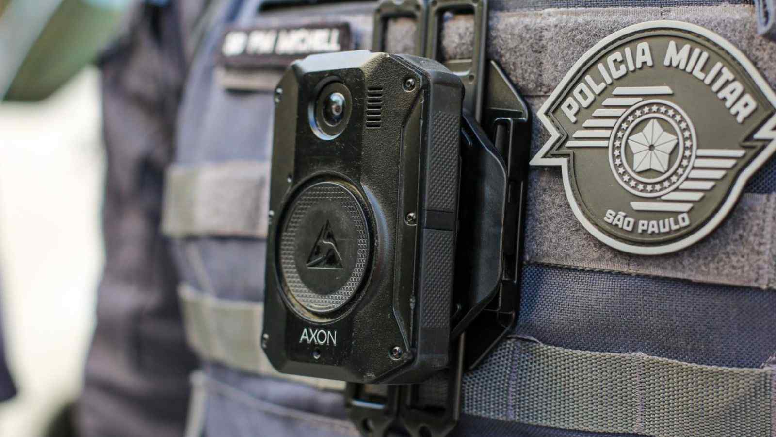 Câmera corporal portátil em uniforme da Polícia Militar de São Paulo.