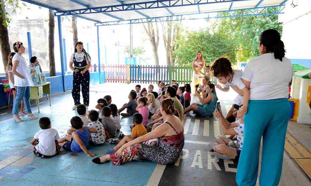 Contação de histórias com professores e alunos em Várzea Paulista.