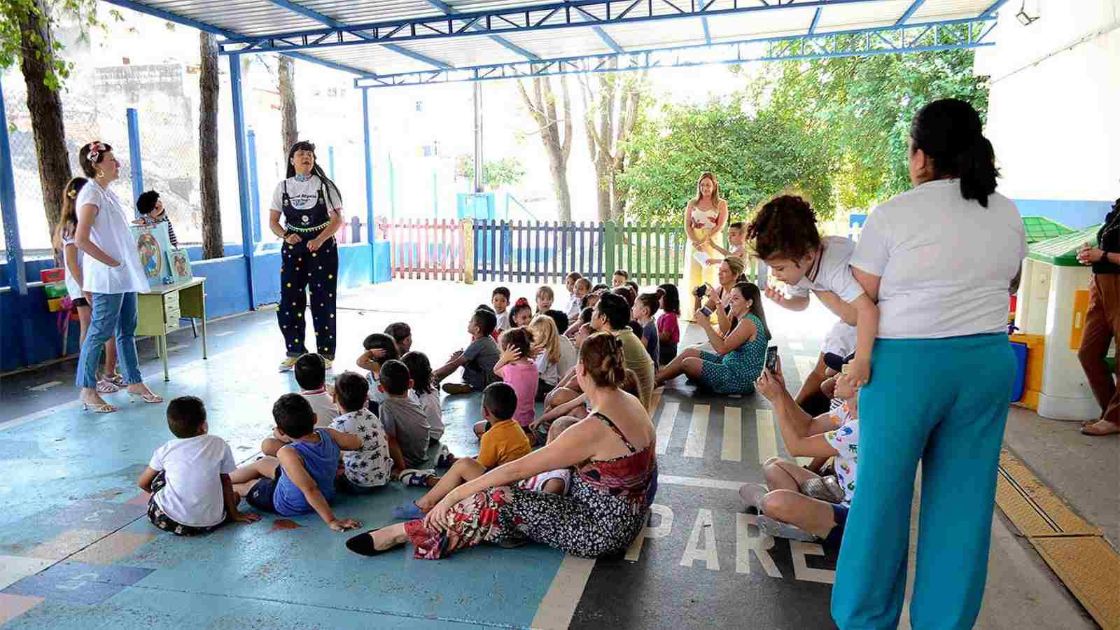 Contação de histórias com professores e alunos em Várzea Paulista.