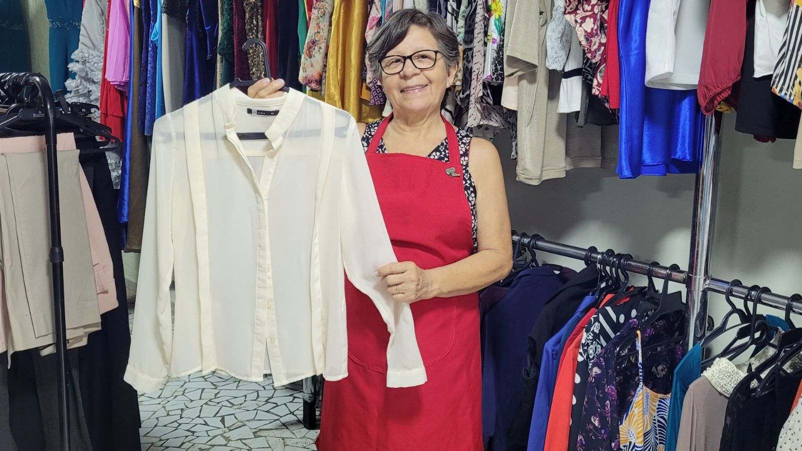 Voluntária do Bazar do Hospital São Vicente