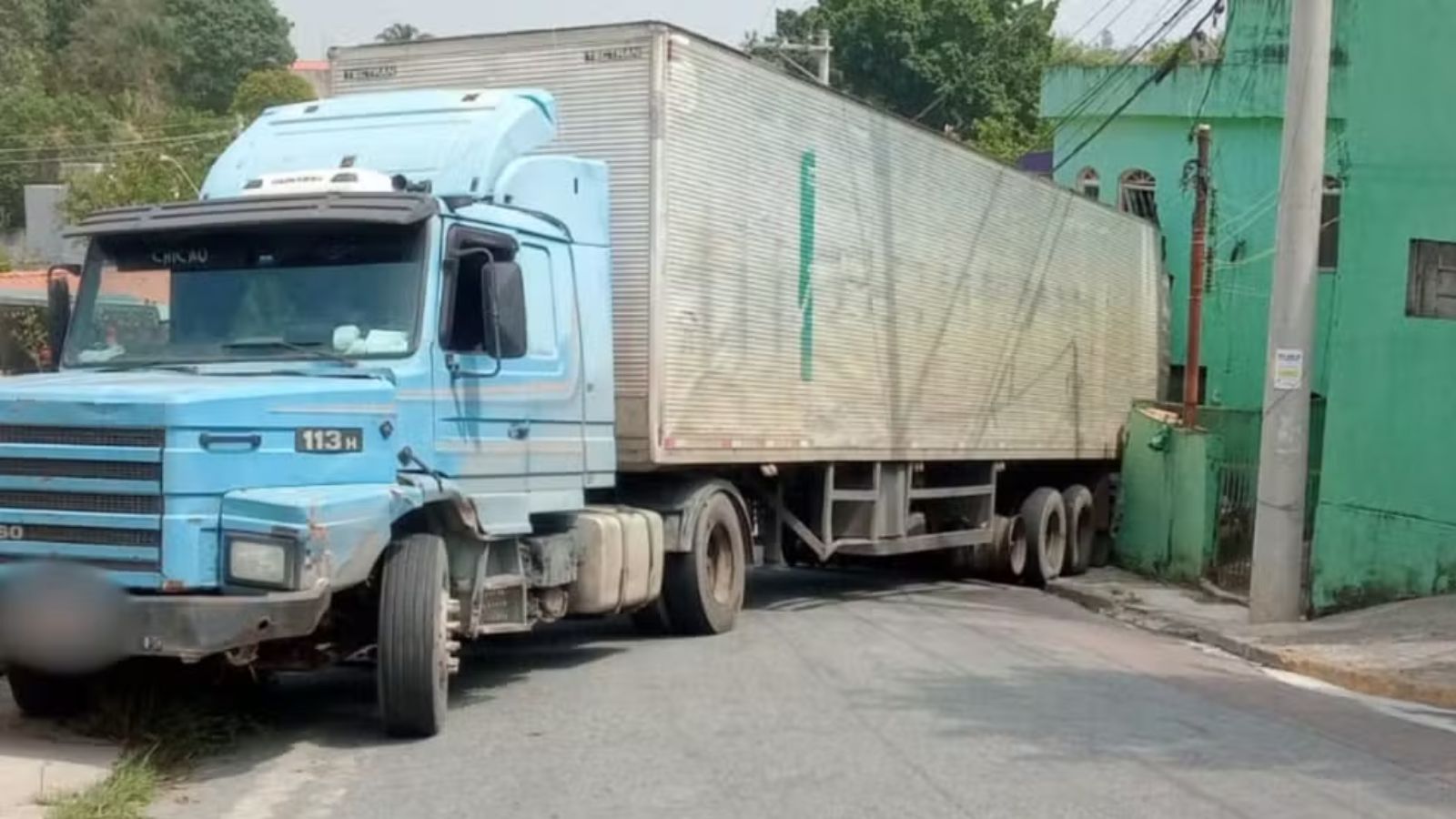 Caminhão que atingiu muro em Várzea Paulista