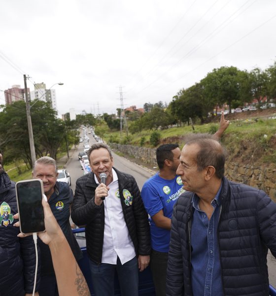 Parimoschi lidera carreata com apoiadores em Jundiaí, acompanhado de vereadores e prefeito, com fila de veículos ao fundo.