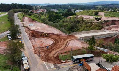 Imagem aérea do Complexo Viário do Corrupira em Jundiaí, mostrando obras de rotatória, terraplanagem e estrutura do viaduto.