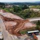 Imagem aérea do Complexo Viário do Corrupira em Jundiaí, mostrando obras de rotatória, terraplanagem e estrutura do viaduto.