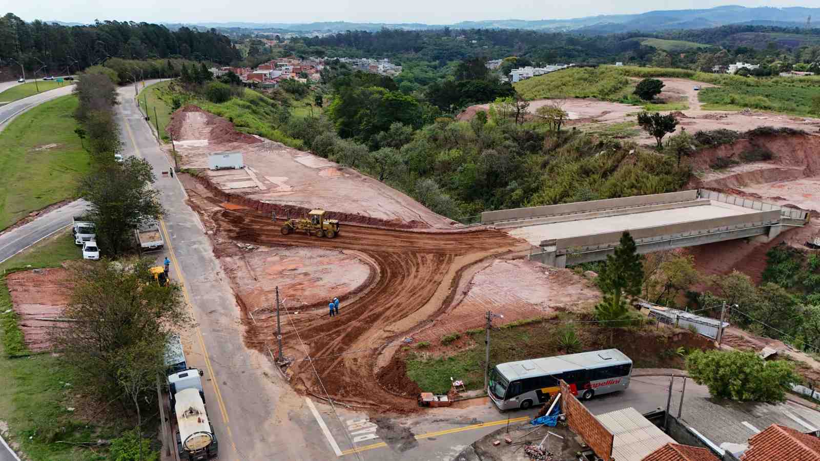 Imagem aérea do Complexo Viário do Corrupira em Jundiaí, mostrando obras de rotatória, terraplanagem e estrutura do viaduto.