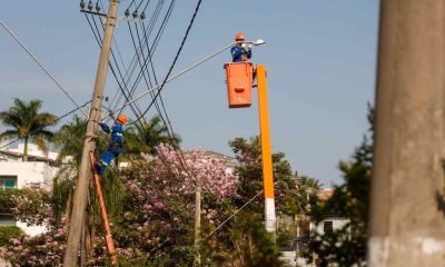 Trabalhadores instalando nova iluminação em vias de Jundiaí.