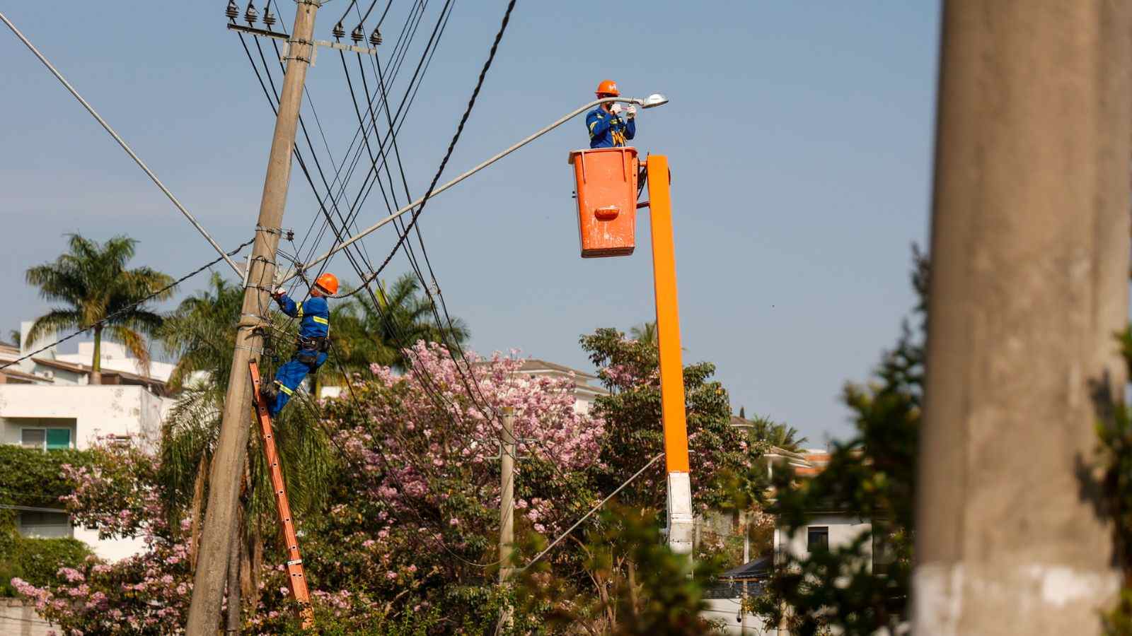 Trabalhadores instalando nova iluminação em vias de Jundiaí.