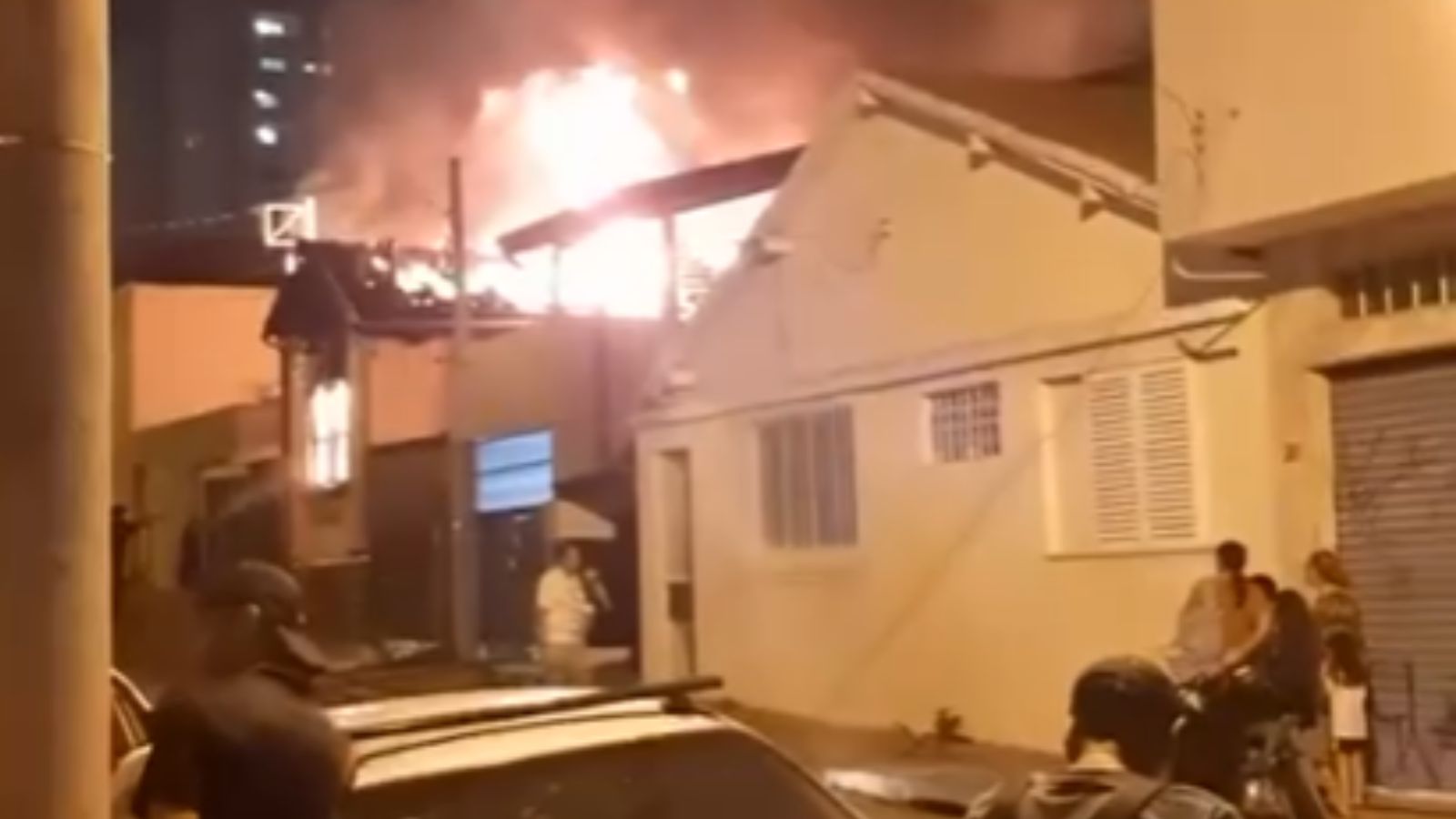 Casas em chamas em Jundiaí.