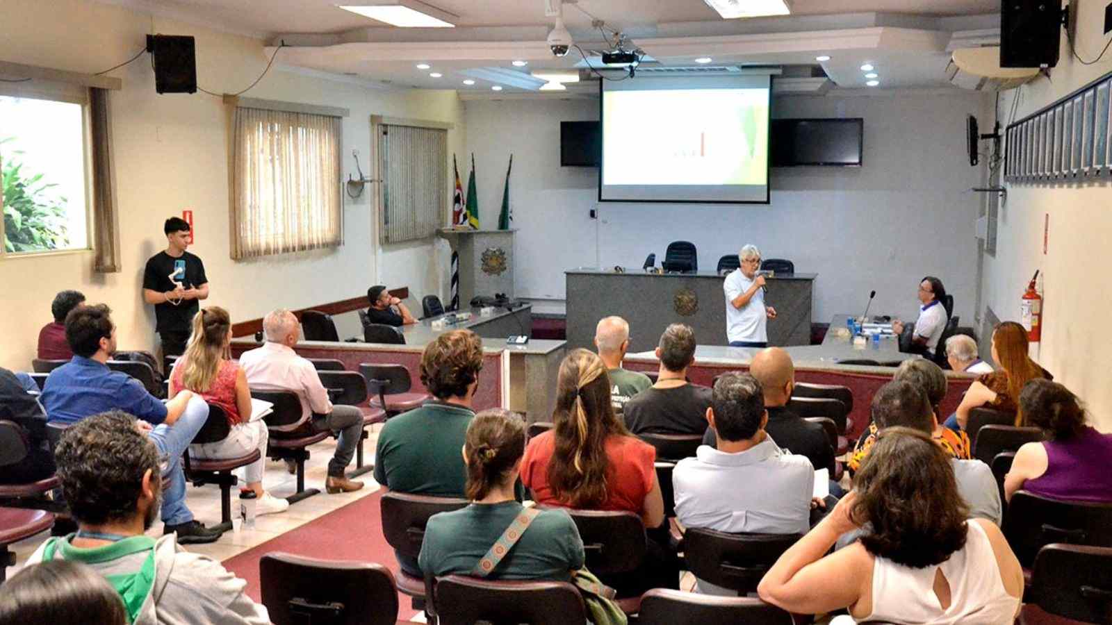 Reunião na Câmara Municipal de Várzea Paulista.