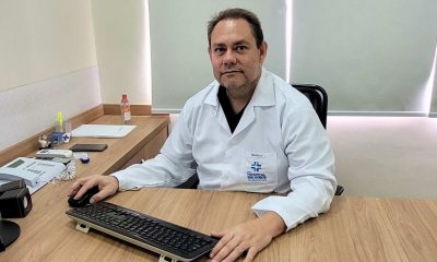 Médico em consultório do Hospital São Vicente.