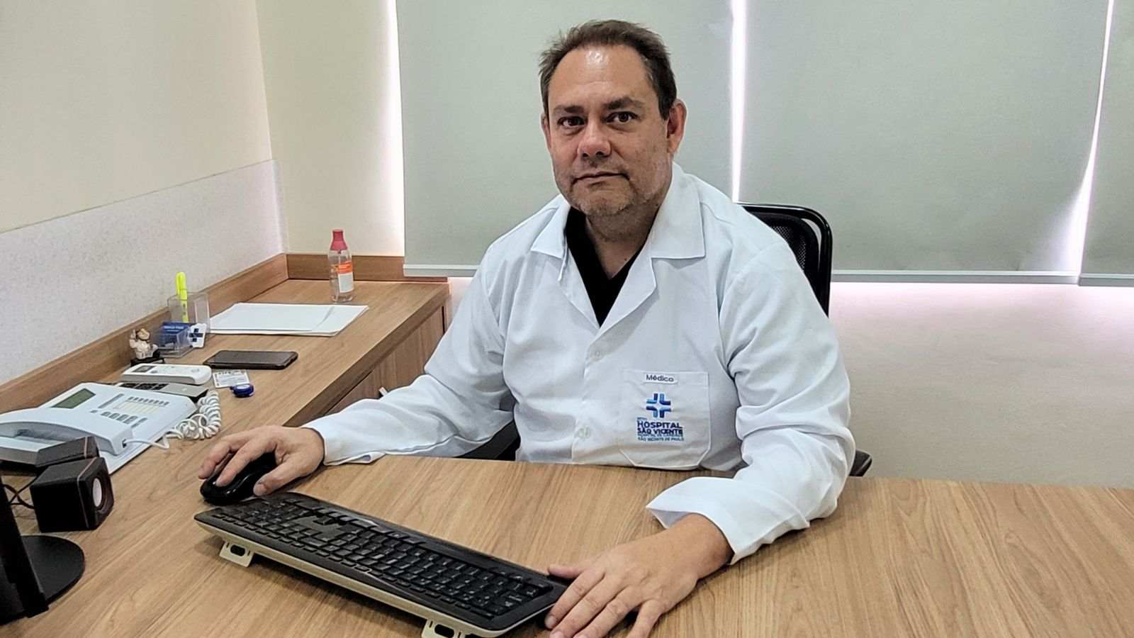 Médico em consultório do Hospital São Vicente.