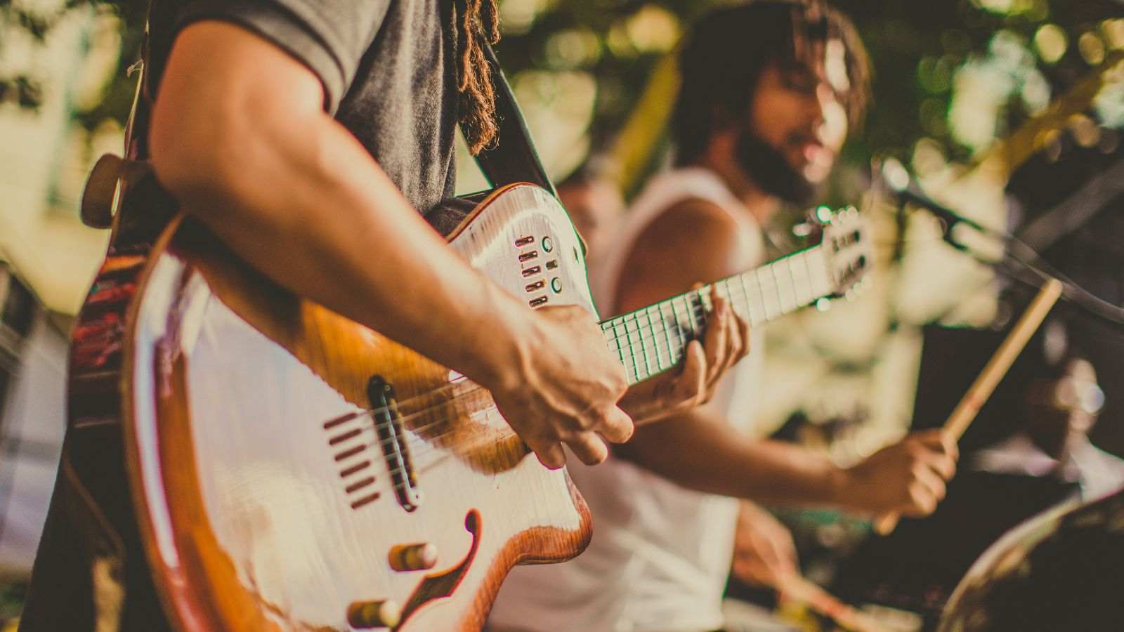 15º Festival de Música de Itupeva recebe músicos para encantar o público. Na imagem, vemos a dupla em apresentação.