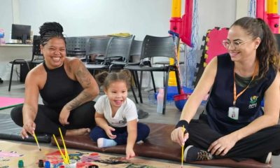 Mãe e filha, junto de terapeuta, em atividade da APAE Jundiaí.