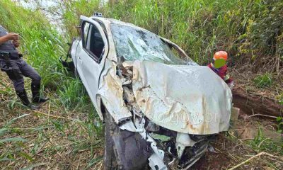 Carro amassado depois de perder controle em rodovia.